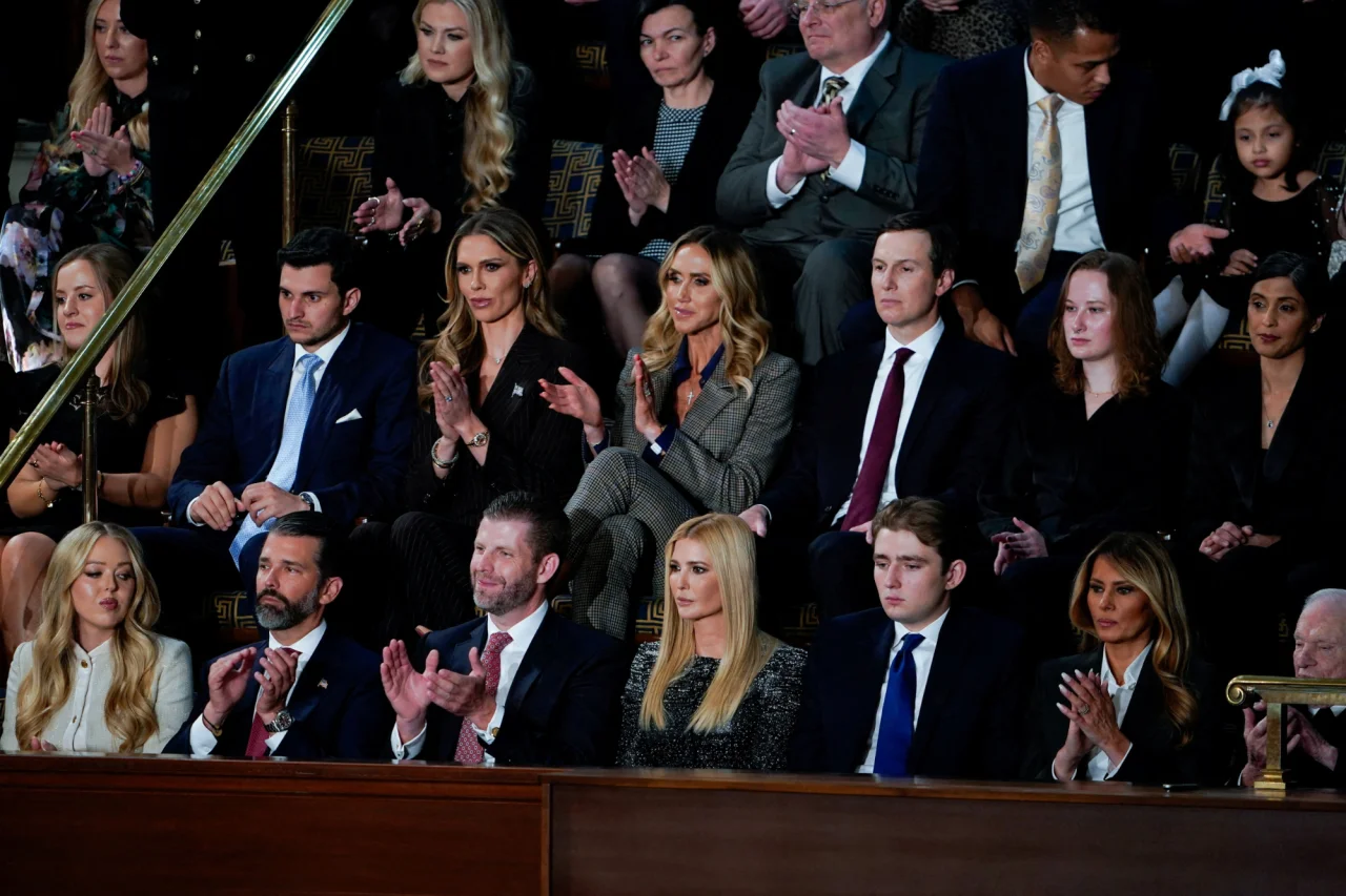 Тиффани Трамп, Дональд Трамп-младший, Эрик Трамп, Иванка Трамп, Бэррон Трамп, первая леди Мелания Трамп, Лара Трамп, Джаред Кушнер (Фото: REUTERS/NATHAN HOWARD)