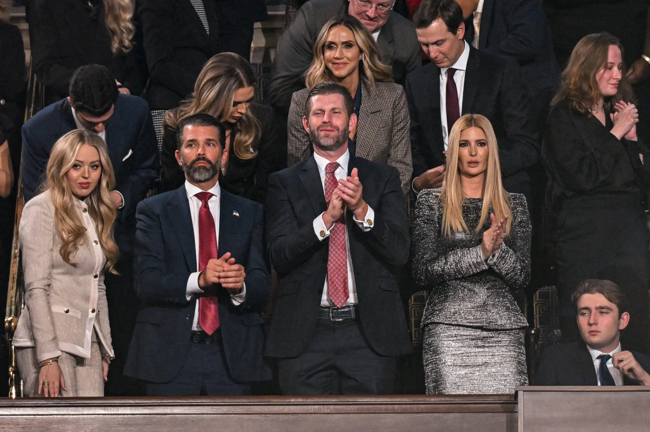 Тиффани Трамп, Дональд Трамп-младший, Эрик Трамп, Иванка Трамп и Бэррон Трамп (Фото: Kenny Holston/Pool via REUTERS)