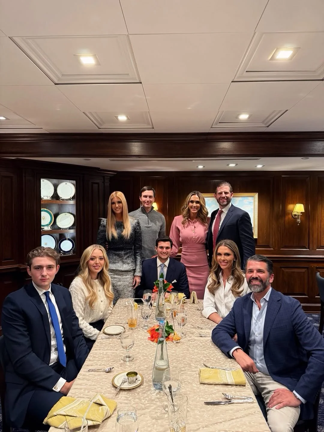 Бэррон Трамп, Тиффани Трамп, Майкл Булос, Беттина Андерсон, Дональд Трамп-младший, Эрик Трамп и Лара Трамп, Иванка Трамп с мужем Джаредом Кушнером (Фото: instagram.com/ivankatrump)