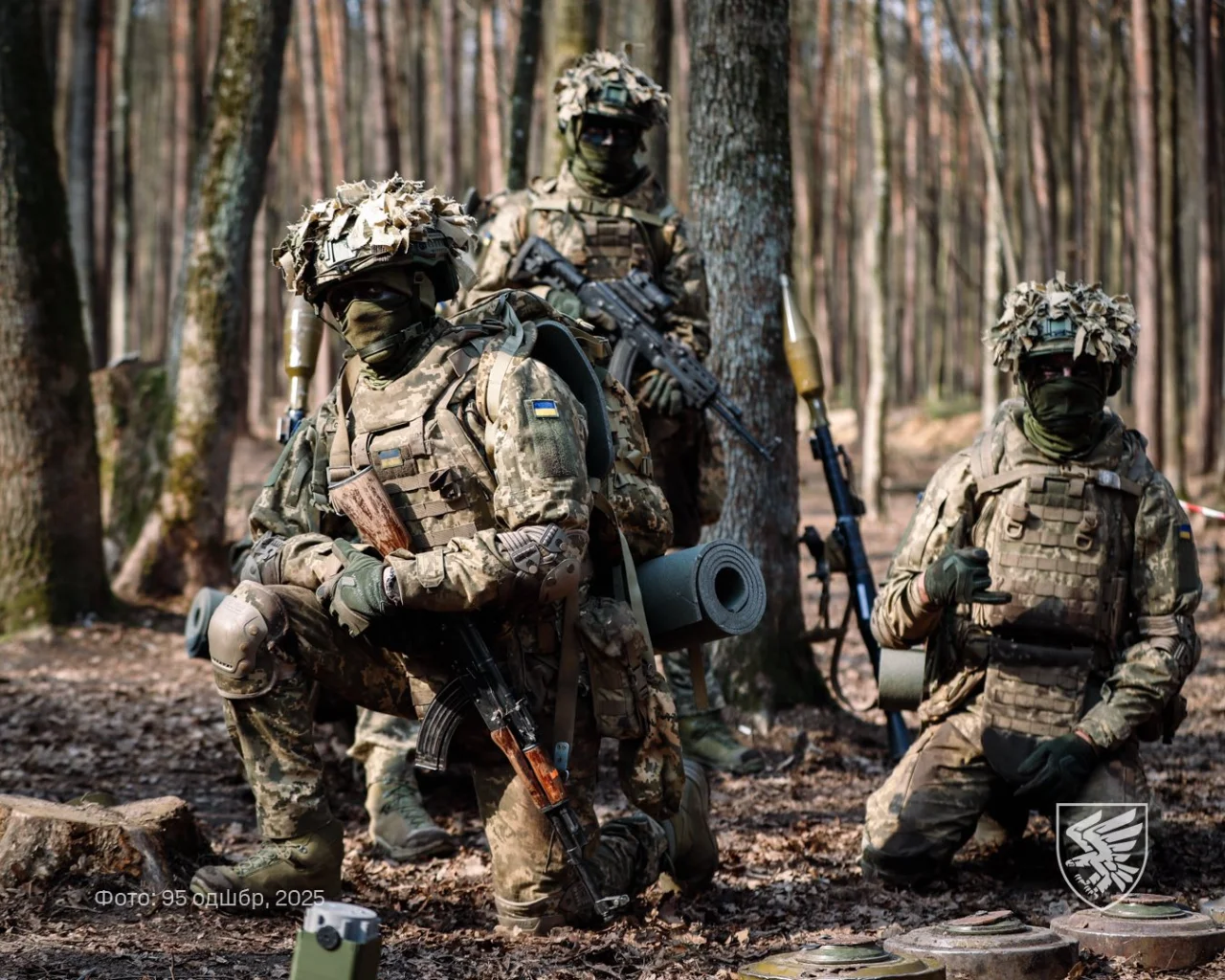 Special forces group training. (Фото: communications department of the 95th Air Assault Brigade)