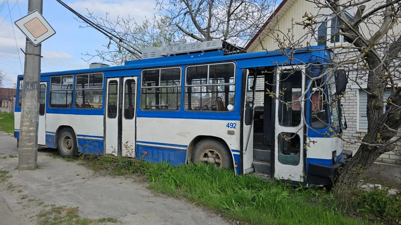 Троллейбус, который Россия атаковала с дрона за полчаса до Пасхального перемирия (Фото: Прокудін Олександр via Telegram)