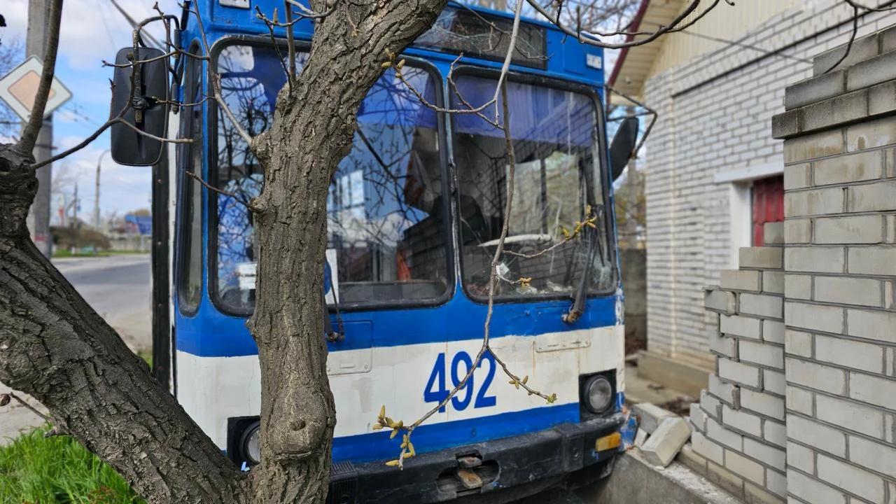 Троллейбус, который Россия атаковала из дрона за полчаса до Пасхального перемирия (Фото: Прокудін Олександр via Telegram)