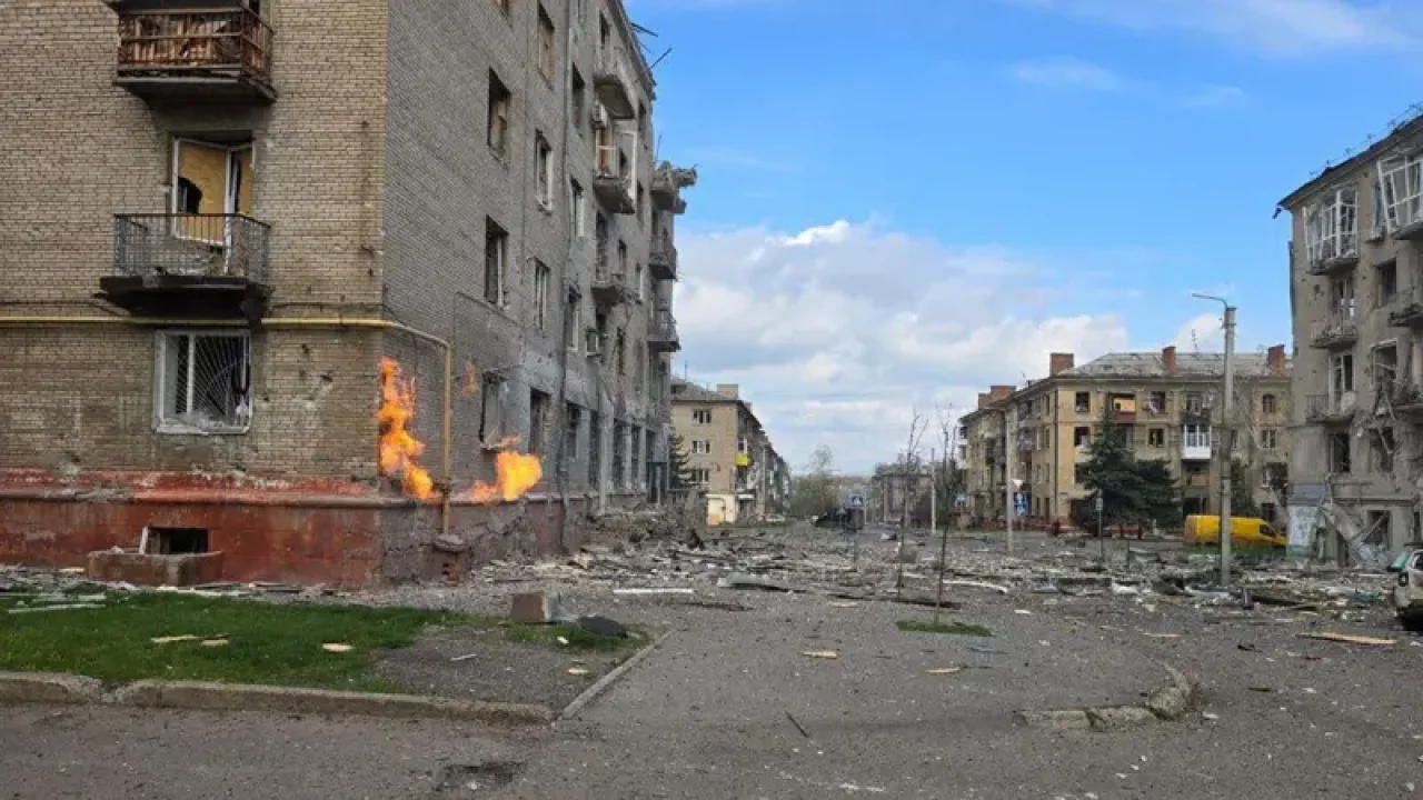 Росія бомбардує Краматорськ з повітря, не маючи змоги наблизитись до нього по землі. Наслідки авіаудару по житлових кварталах 11 квітня (Фото: Національна поліція)