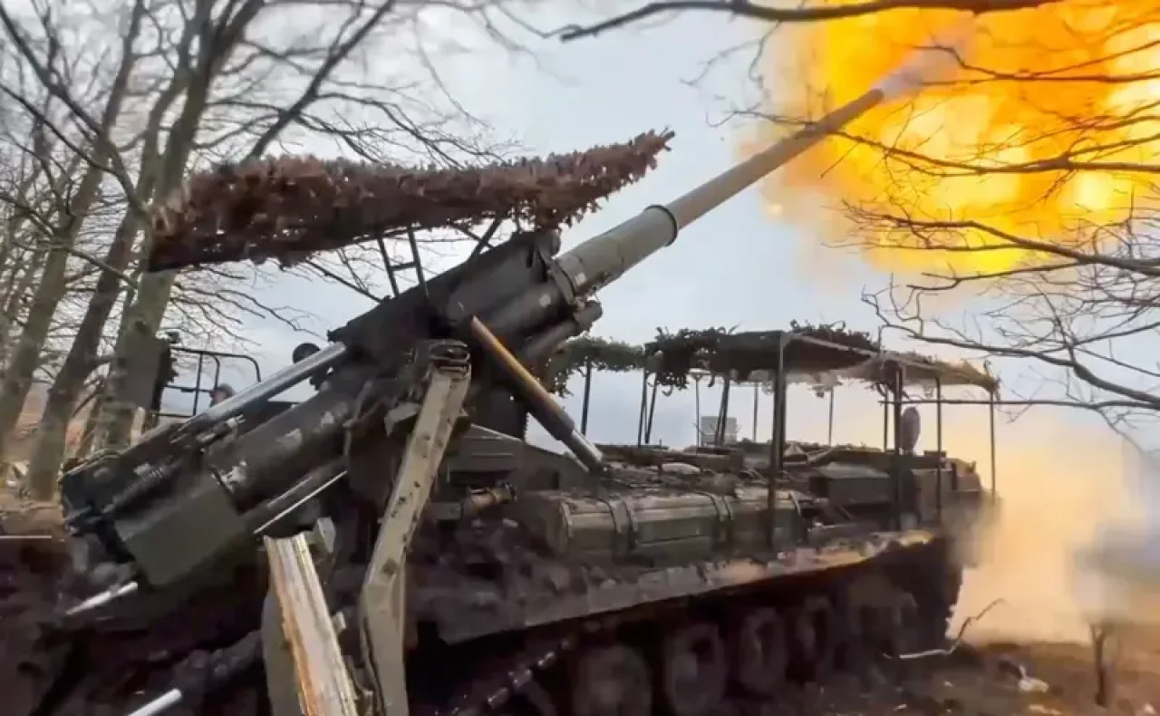 Військові РФ ведуть вогонь з САУ Малка (Фото: ЕРА)