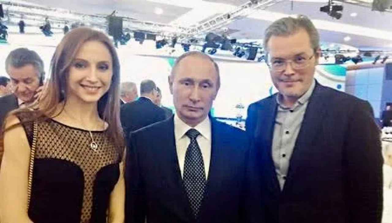 Світлана Захарова, Володимир Путін та Вадим Рєпін (Фото: Artists Against Aggression)