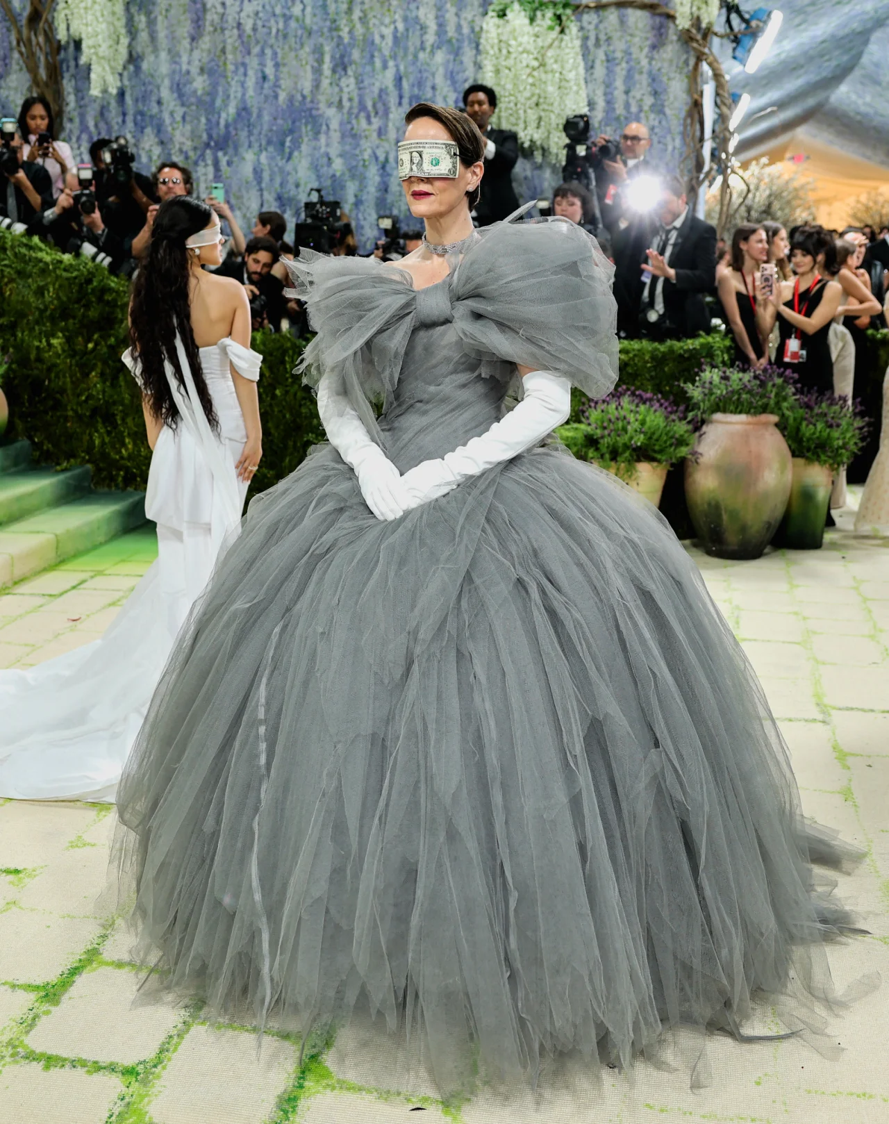 Сара Полсон выбрала платье с маской денег для Met Gala 2026 — Острая ирония  / NV