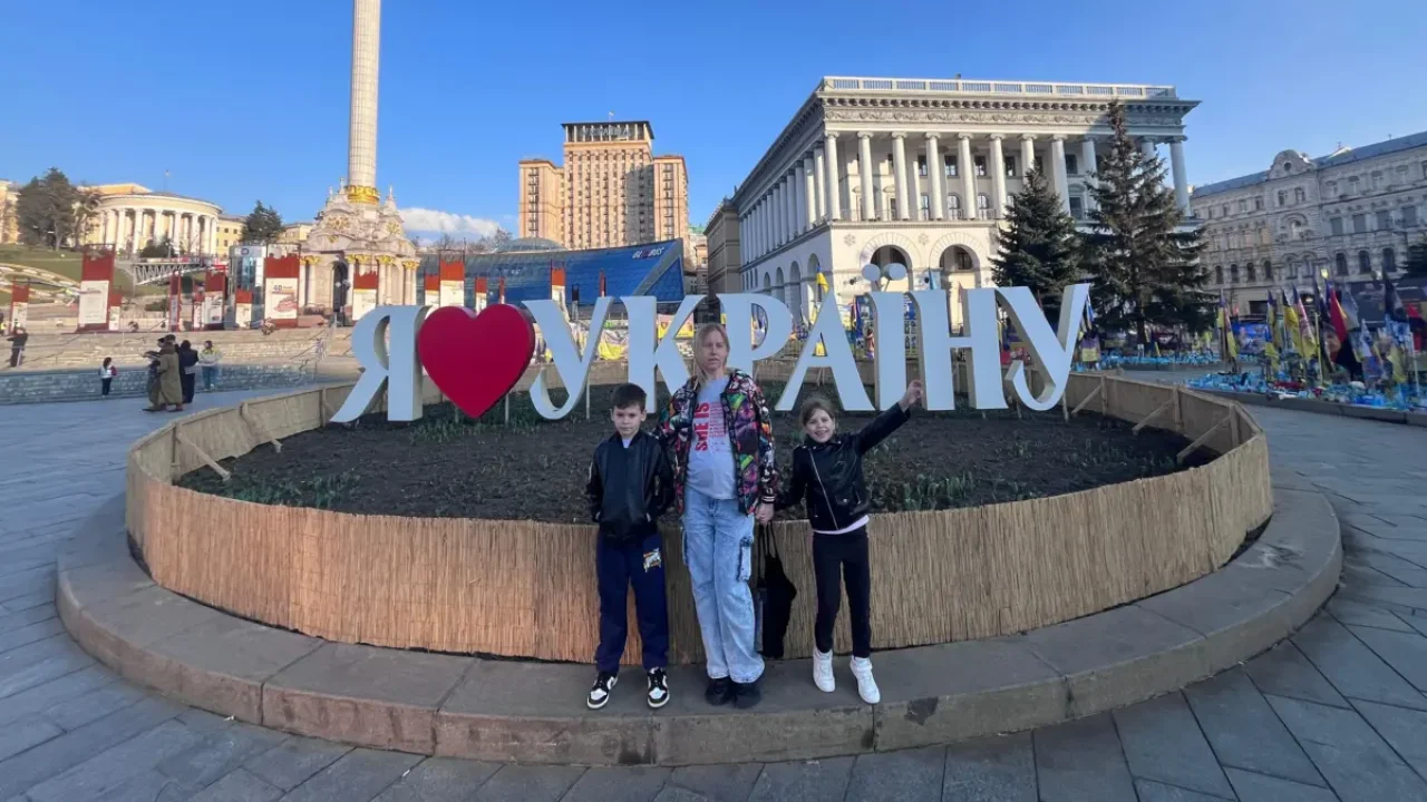 Анастасія з дітьми на Майдані в Києві (Фото: BBC)