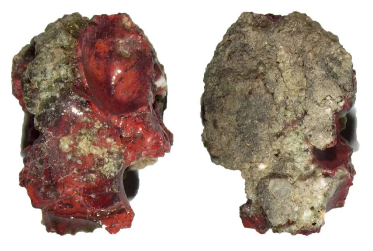 Образец красного тринитита (Фото: PNAS)