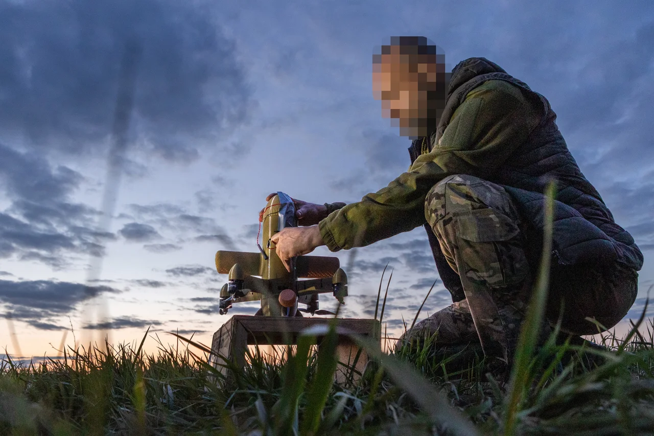 НАДІЙНИЙ ПОМІЧНИК: Васильович, другий номер в екіпажі Халка, встановлює перехоплювач на стартову позицію. З міркувань безпеки обличчя бійця приховано (Фото: Олександр Медведєв / NV)