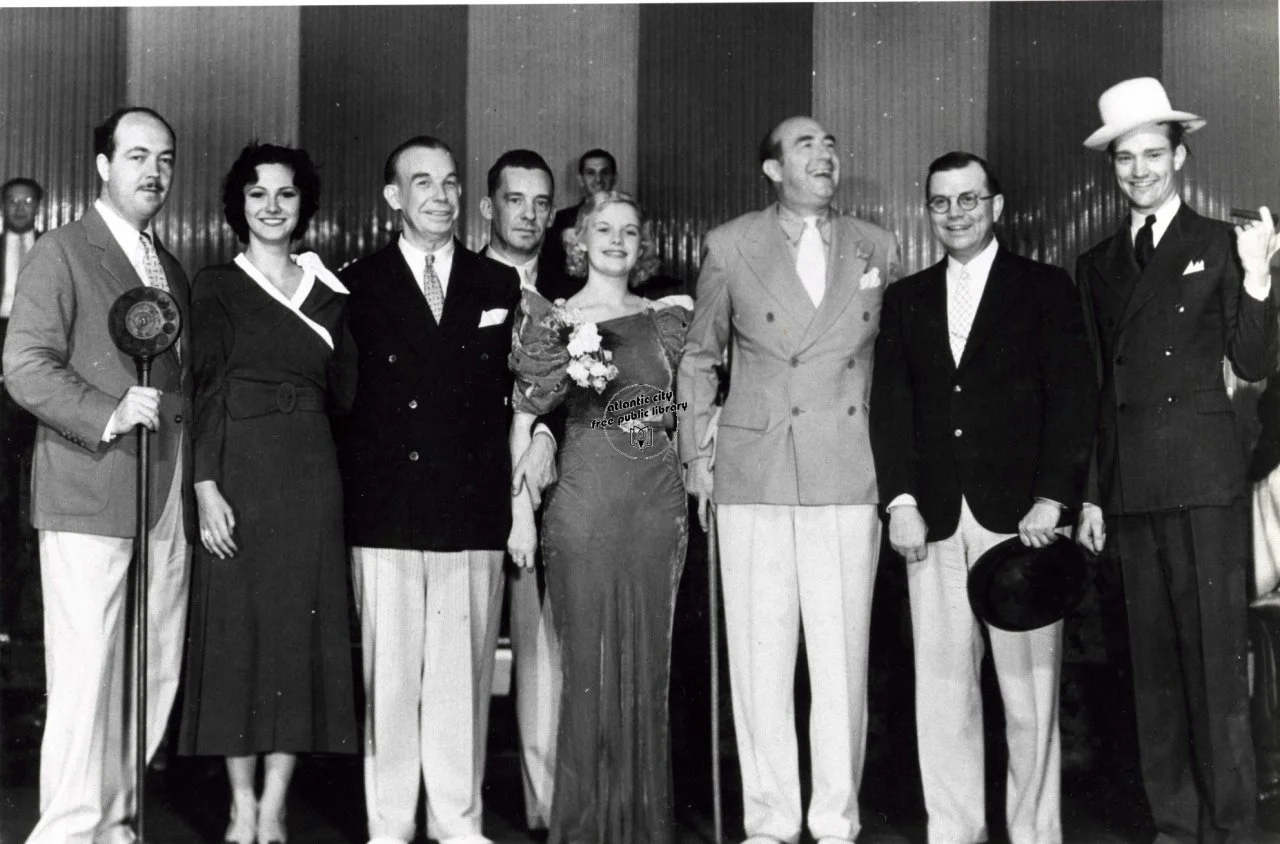 Светский лев: Джонсон (третий справа) с гостями устроенной им вечеринки в Атлантик-Сити. Рядом с ним Марион Бергерон, мисс Америка-1930 и Джозеф Кеннеди, отец будущего президента США. Он также сколотил состояние на нелегальной торговле спиртным (фото 1933 года)