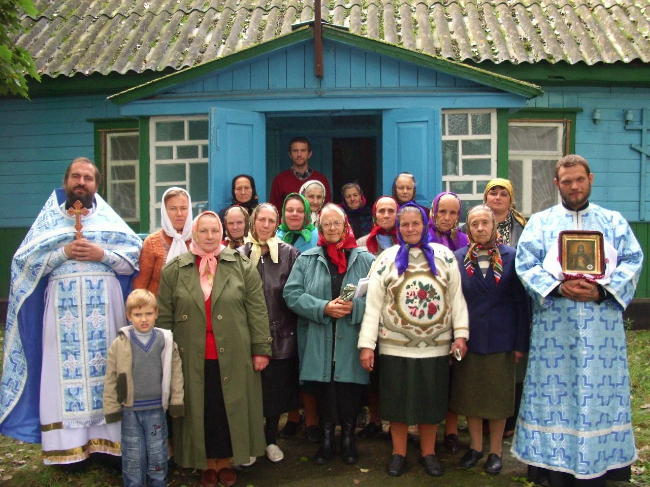 УШЕЛ САМ: Священник Виталий Эйсмонт (на фото — слева) поменял патриархат сам, не став переубеждать своих пожилых малочисленных прихожанок (в центре)