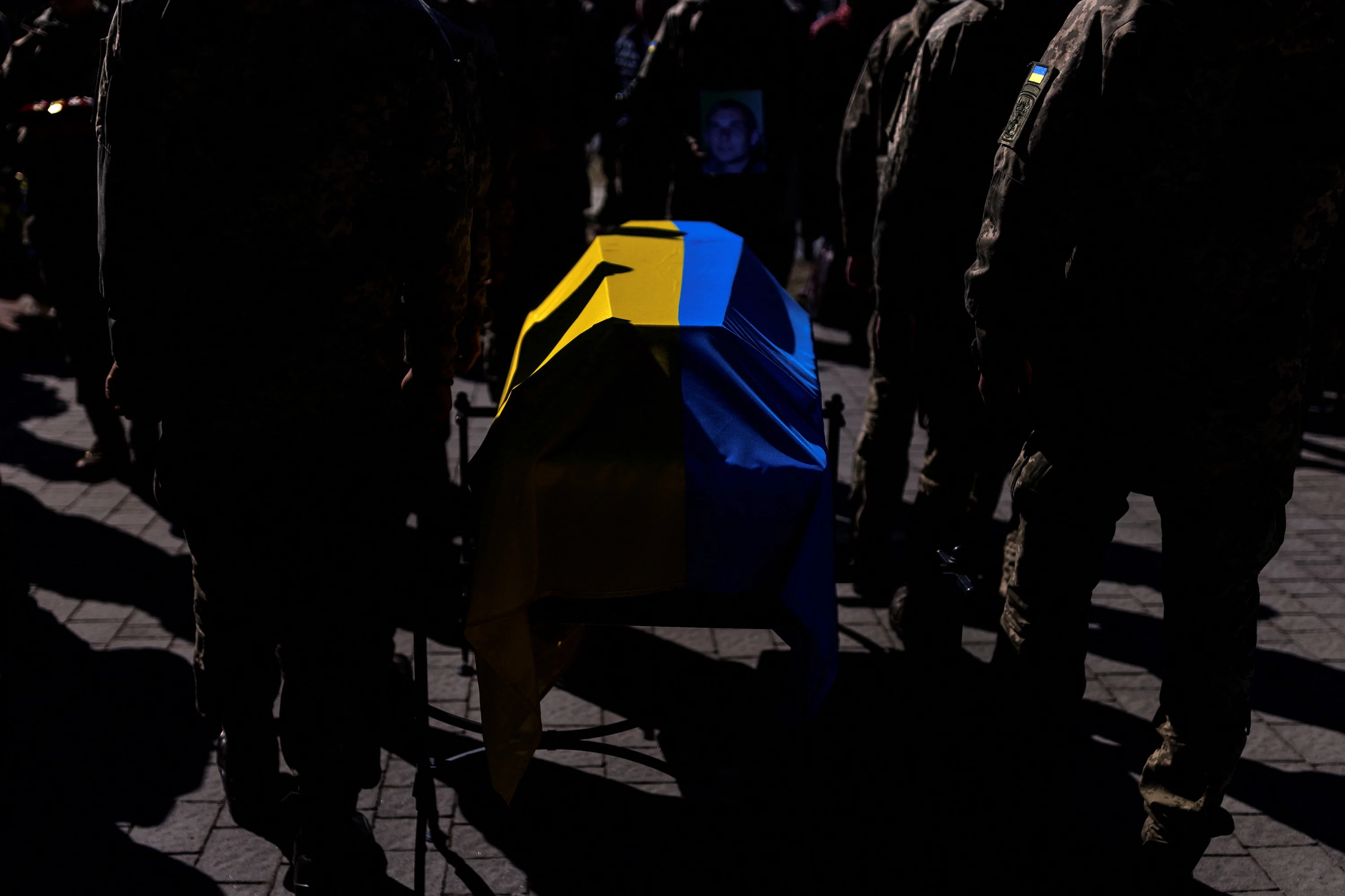 Гроб погибшего в бою  47-летнего солдата Романа Валькова накрыт украинским национальным флагом (Фото: REUTERS/Alkis Konstantinidis)